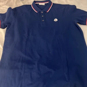 Moncler Pike - Säljer Monclare piké för endast 1000kr. Kvalite helt ny, storlek M