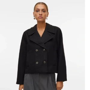 Kappa från Vero moda - Säljer min nya vårkappa från vero Moda som är slut överallt. Insåg att den inte var för mig och har tappa kvitto 🥺 för lämna tillbaka. Intresserad skriv privat för mer frågor osv. Nytt pris 699kr storlek S🥰🥰Buda gärna!!