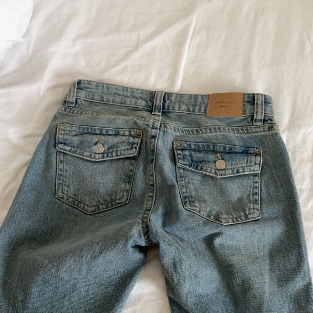 Säljer mina bootcut Jeans med låg midja från Gina Tricot som är superfina men har för mycket kläder 💕hör av er vid intresse !. Jeans & Byxor.