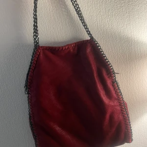 Stella McCartney inspirerande väska  - Den är i fint skick och liknar en Stella McCartney väska. Den är rymlig och har en del innerfack❤️ säljer då den inte kommer till användning, finns på vinted också . ❤️❤️