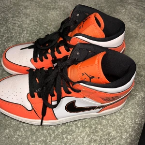 Jordan 1s. Orange turf mids.  - Jordan 1s mids. Köpta 2021 och har inte kommit till användning på länge. Jag köpte skorna på en pop up på c4 i Kristianstad från highendmarkets. Skorna är använda ungefär 5 gånger och köptes för 1400 kr. Kvitto finns💗