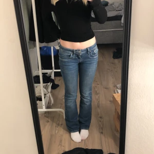 Ltb jeans valerie  -  Säljer mina fina jeans från LtB i modellen Valerie för att de inte kommer till användning inga skador eller fläckar köpta från only❤️ skriv för mer bilder 