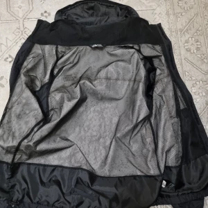 Helt ny the north face jacka - En helt ny the north face regnjacka. Original pris 1499kr. Jag har haft den i 1 år men nästan aldrig använt den. Priset kan diskuteras vid snabb affär. Storlek M men kan passa L. 