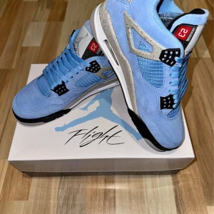 Jordan 4 Baby Blir STORLEK 40 - Säljer helt nya Jordan 4 Baby Blue i storlek 40.