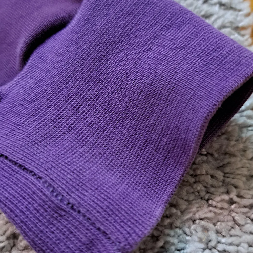 Vardaglig lila hoodie, lite sliten. Hoodien har två små hål, men som är lätta att sy igen 🪡🧵 Trycket är: 