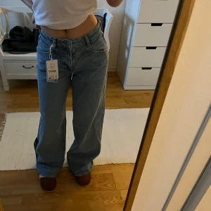 Blåa baggy jeans - Säljer dessa skitsnygga baggy jeans från NAKD som endast är testade. Säljer då de tyvärr va lite för baggy på mig för min smak. Pris går alltid att diskutera!💕Nypris är 599kr