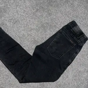 Säljer nu mina riktigt snygga svarta nudie jeans. De har små slitningar på bägge knän (bild 2). Detta syns knappt vid användning! 