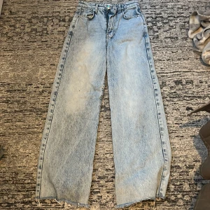 Blåa high waist jeans - Rätt bra skick, kan vara lite slitna där nere, använt ett par gånger strl 34