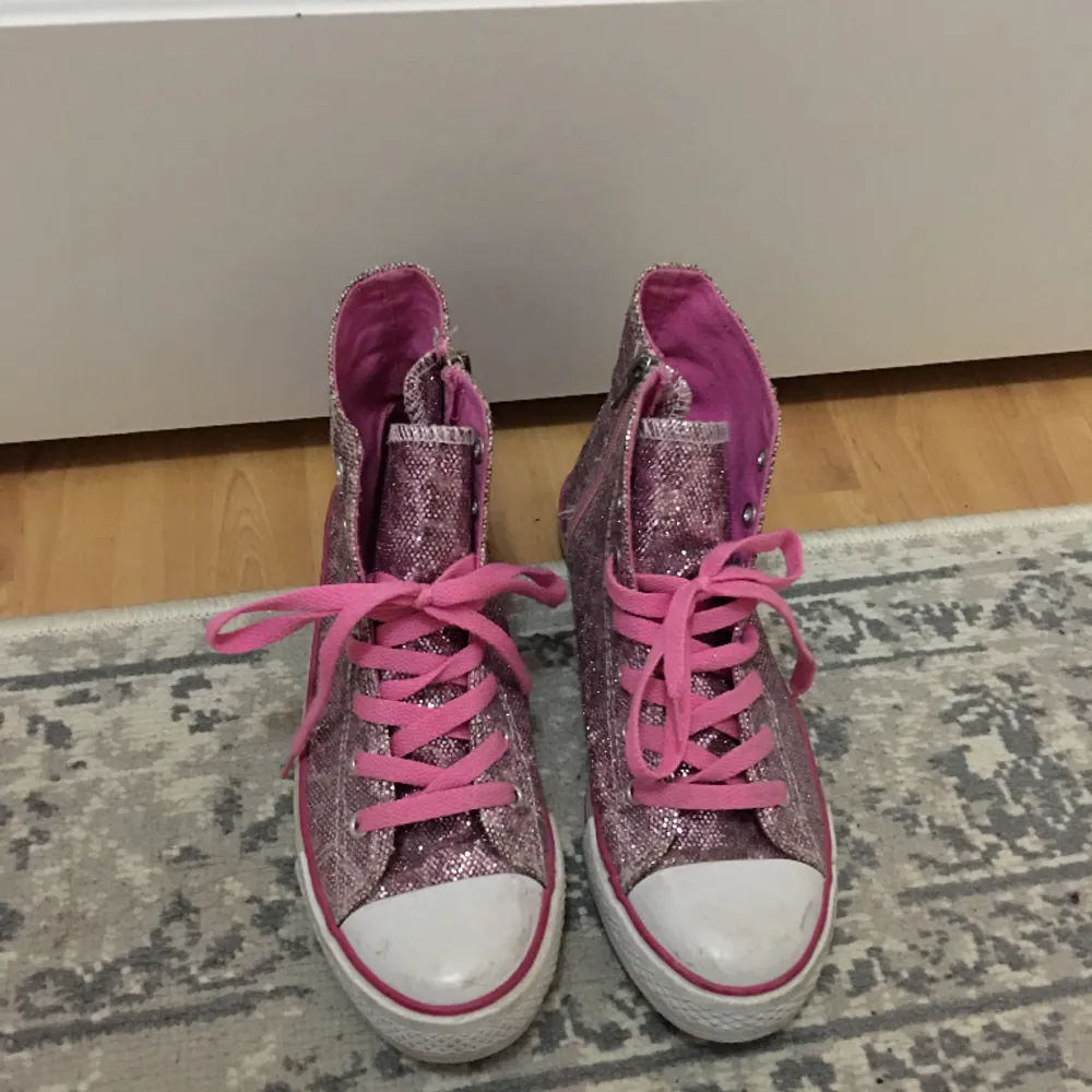 Säljer ett par fina rosa skor som inte kommer till användning längre i storlek 37, är i bra skick men har dock lite smuts som kan tas bort om man använder rätt medel.. Skor.