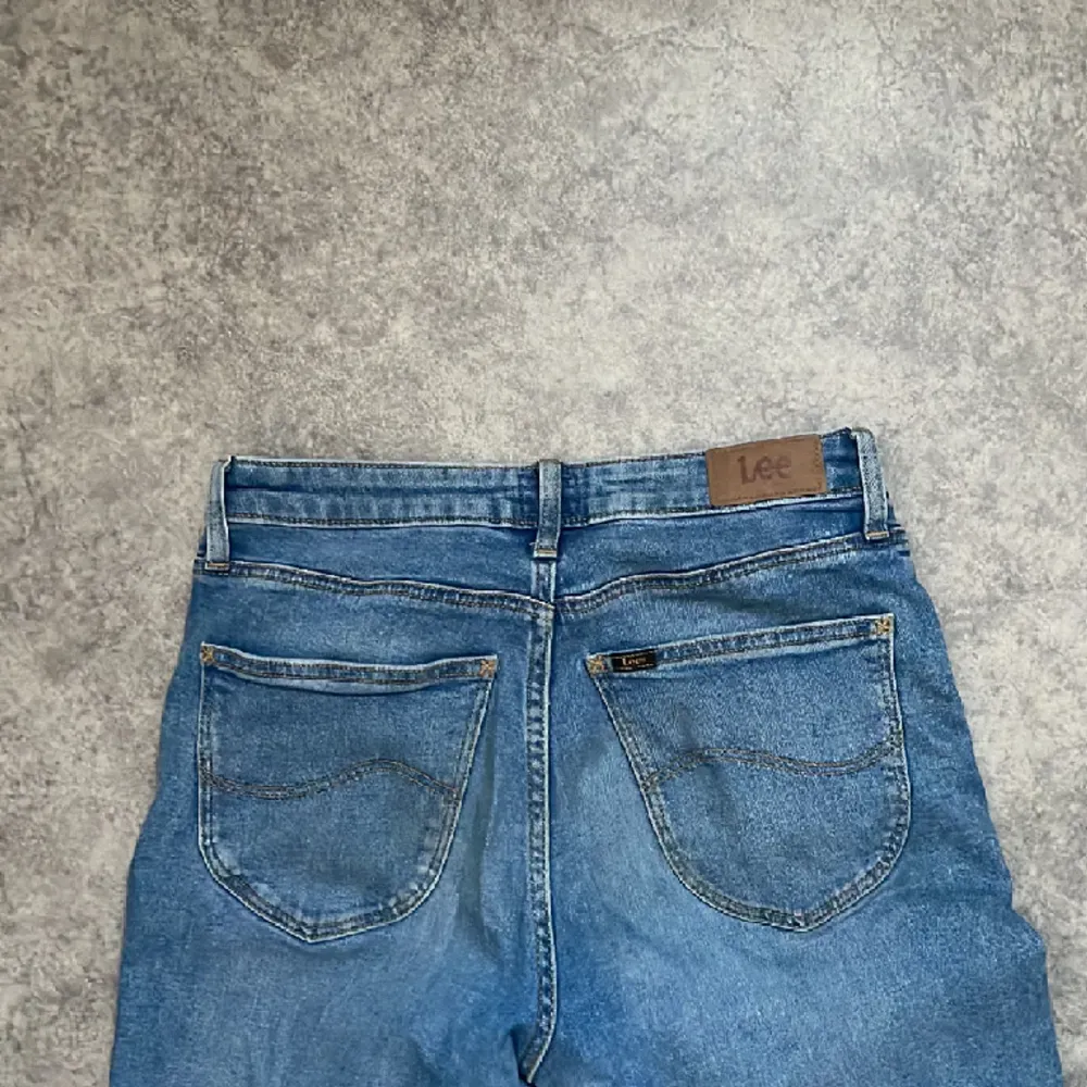 LEE jeans säljes pga de inte passar längre. Jeans & Byxor.