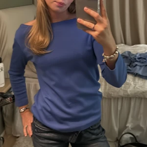 Blå blus - Blå blus från ralph lauren med jätte fin uringning och lite kortare ärmar! perfekt till ett par kostymbyxor!