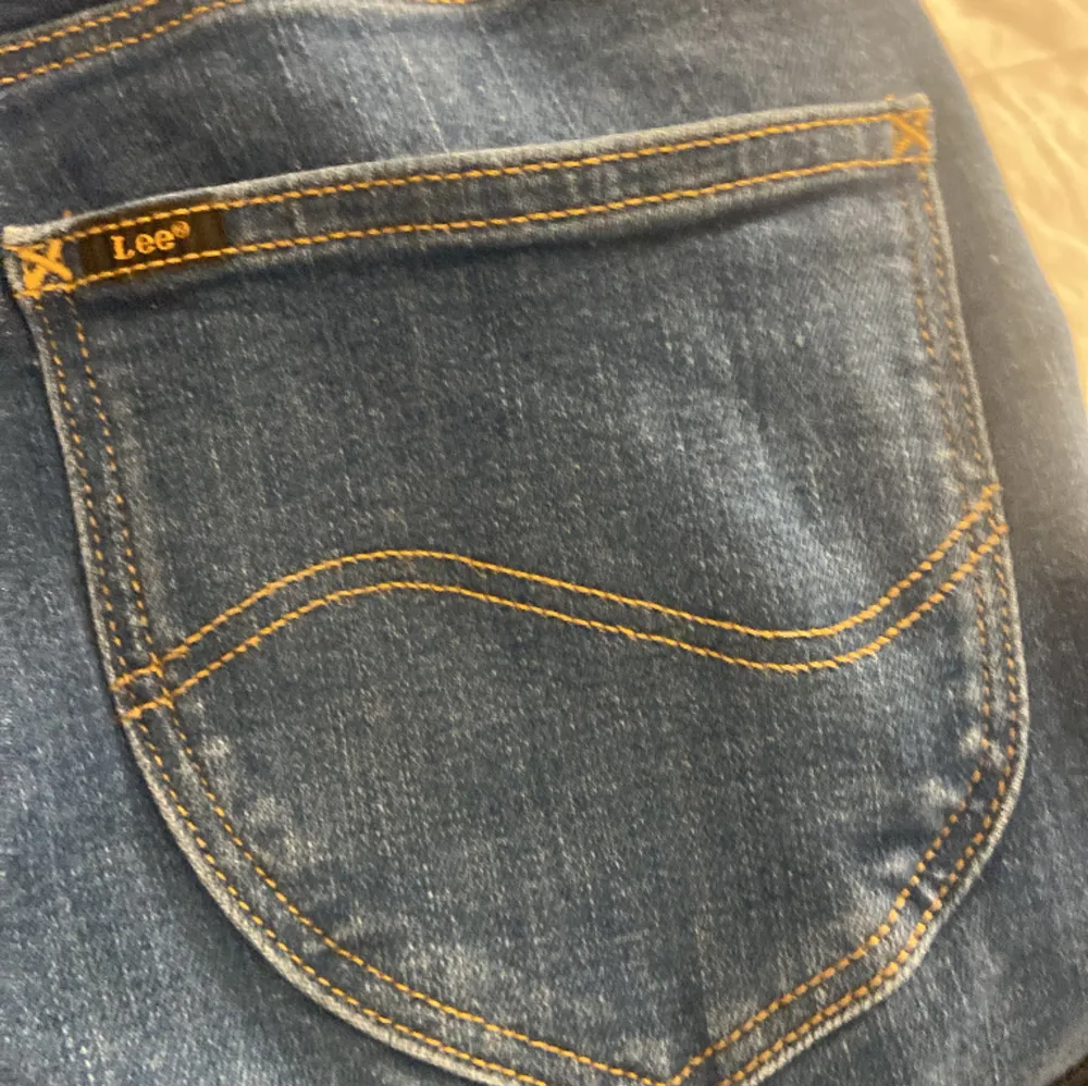 Står inte storlek men skulle gissa på 36/38 Pris kan diskuteras men köparen står för frakt☺️. Jeans & Byxor.