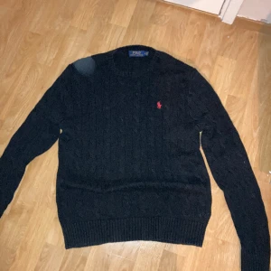 Ralph Lauren tröja - Säljer nu min Polo Ralph Lauren tröja. Säljer den för att det är inte min stil använd fåtal gånger nästan ny skick. Priset går att diskutera vid snabb affär