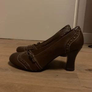 Bruna klackar - Super söta och fina klackisar som kommer vara perfekta till sommarn! Har knappt används och säljs för jag behöver pengar till för att köpa sushi😁