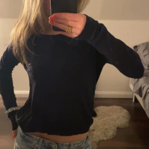 Finstickad marinblå topp  - Säljer denna fina tröja använd ca 4 ggr😇 ganska tunn och perfekt till våren 💋💘