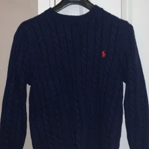 Ralph Lauren cable-Knit cotton jumper - Ralph Lauren  Storlek M Nypris 2295  Mitt pris 999  Använd 5 månader inte smutsat ner tröjan något ting fortfarande väldigt hög kvalitet och sitter perfekt 