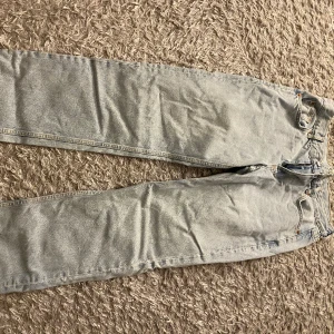 low waist jeans - jätte fina low waist jeans från gina tricot, storlek 38 , säljer pga att jag inte använder dem längre, använd fåtal gånger, ny pris 500kr
