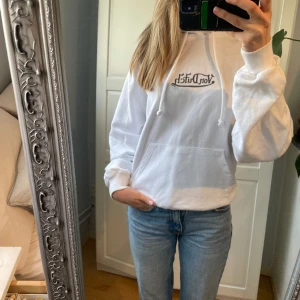 Von dutch hoodie - Jättesnygg Vondutch hoodie. Har aldrig använt den så är typ helt ny! 💓 är slutsåld överallt. Köpte för 600kr.