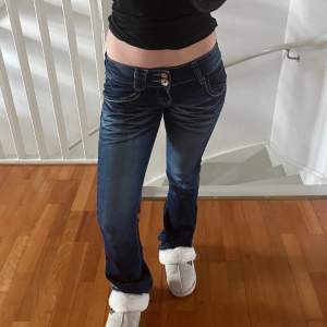 Mörkblå lågmidjade jeans!   Midjemått rakt över: 36 cm  Midjehöjd fram: 18 cm  Innerbenslängd: 83 cm   Ytterbenslängd: 102 cm  Bredd vid foten: 20 cm   Storlek: 26   Märke: PHA jeans   (Liten defekt längst ned på byxan, se sista bilden) 💛