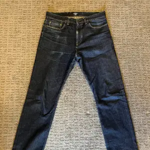 Ett par mörkblå Carhartt wip jeans som är sparsamt använda, men med en liten skråma vi ena låret.  Pris kan diskuteras 