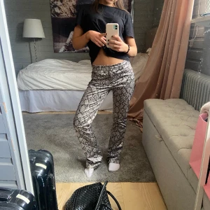 Mönstrade byxor - Intressekoll på mina ormskinns byxor från weekday. Köpte för 900kr och har knappt använt dem! Kom med ett rimligt pris!