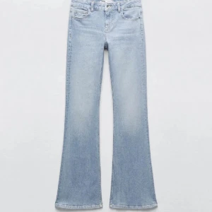 Lågmidjade zara flared jeans - Säljer mina jätte snygga loweaisted bootcut jeans från zara som är helst slutsålda🩷
