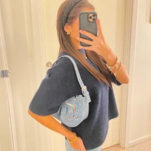 Denim väska med nitar  - Jätte fin och rymlig väska i jeans liknande material, modellen är inspirerad av Balenziaga väskan🩵