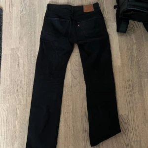 Levis 501 svarta - Säljer Levis 501 