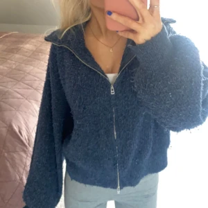 Mörkblå stickad tröja - Säljer denna super fina stickade koftan/ tröjan från Lindex. Den är i storlek L men passar allt mellan xs- L 