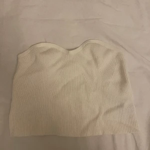 Tubtopp - Vit/ Biege topp, aldrig använd 