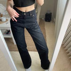 Jag säljer dessa svarta jeansen från Gina Tricot i storlek 30, köpta för 499kr, säljer för 100kr. Använda fåtal gånger. (Spegeln som är smutsig på bilderna)