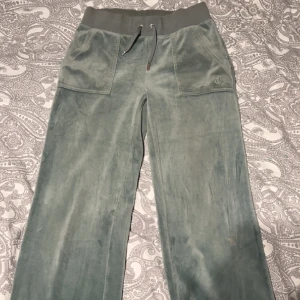  juicy couture - Säljer mina juicy byxor för har inte användning av dom längre. Finns en liten fläck på benet men priset går att diskutera. Storlek XS men har sytt upp benen och jag är 158 och dom passar mig bra i längden.