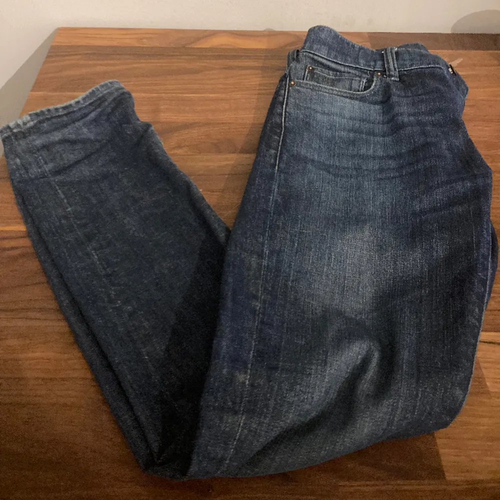 Hej, säljer dessa jätte fräscha g star raw jeans slim fit model marin blå färg skick 7/10 ny pris 749kr tecken på andvändning men inga rijäla skador!. Jeans & Byxor.