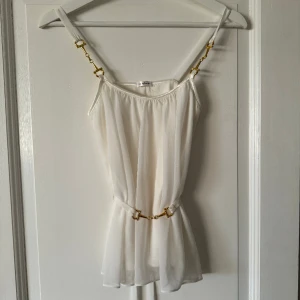 Topp Ida Sjöstedt  - Jättegulligt stretchigt linne från ida Sjöstedt i storlek XS men passar även S!💕använd nån gång. 