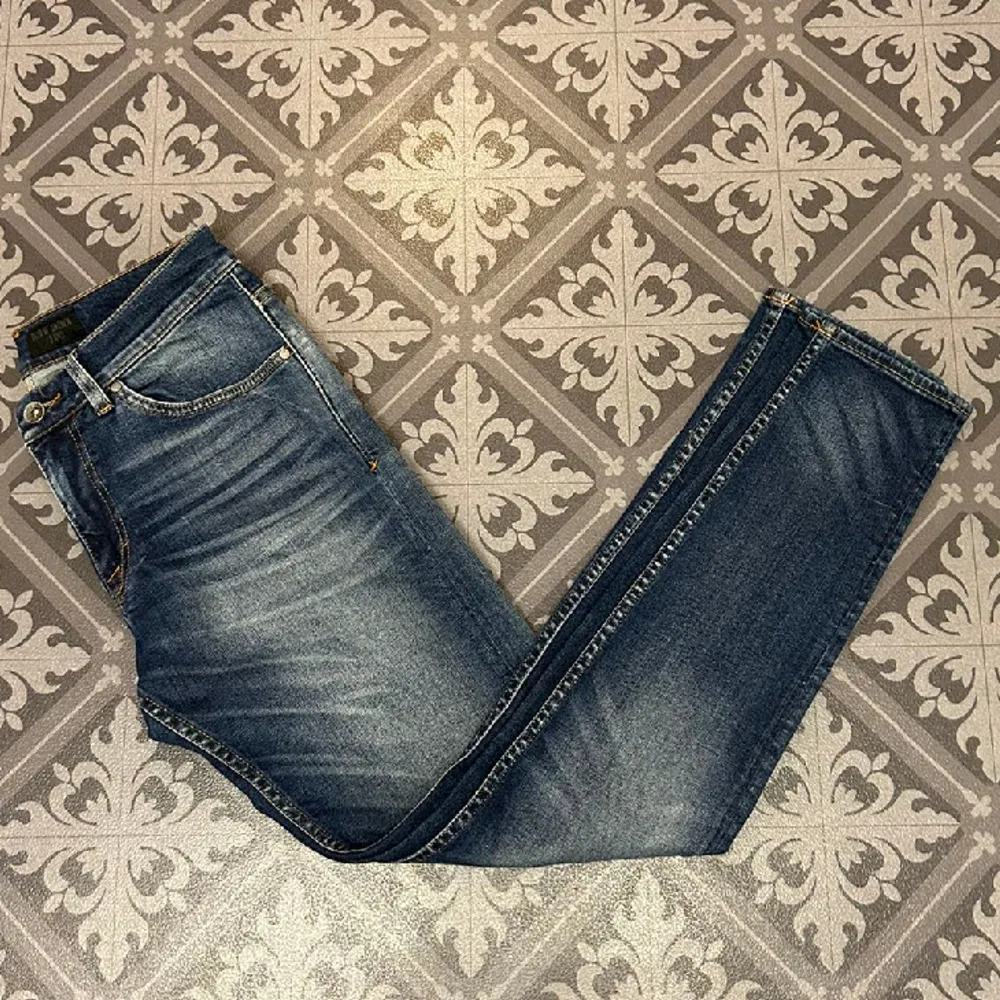 Feta mörkblå jeans med snygg tvätt i storlek 30/32 (sitter lite tajtare än vad 30/32 brukar sitta), slim/evolve fit från TIGER OF SWEDEN! Skick 9/10, skriv för fler bilder och funderingar!. Jeans & Byxor.
