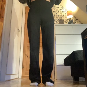 Straight crepe pant från Nelly - Använda fåtal gånger men säljs då de är för långa för mig.  Storlek XS, normala i storleken men kan passa S. Hög midja.