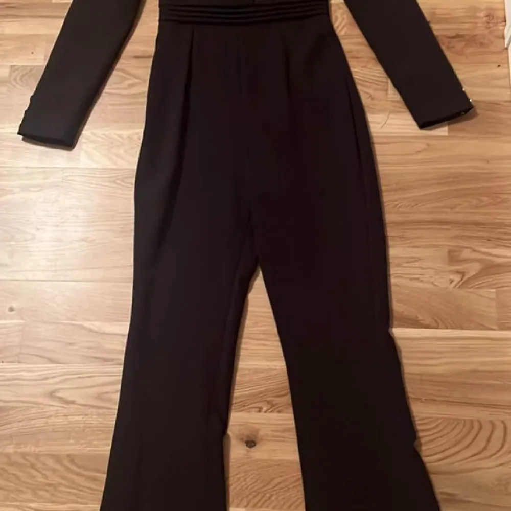 Svart jumpsuit som ny från massimodutti  i stl 34. Jeans & Byxor.