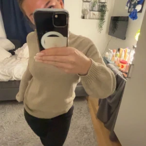 Stickad tröja  - Stickad tröja från Gina. Jätte fin men kmr aldrig till användning, Strl xs 🥰
