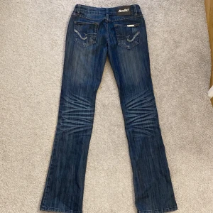 Lågmidjade jeans - Ett par jättesnygga lågmidjade jeans köpa här på plick i väldigt gott skick. De är i storlek 36 men skulle säga att de passar storlek 34 mer. Innerbenslängden är 80 cm och midjemåttet är 36 cm (rakt över) 💕💕 Skriv för fler frågor!