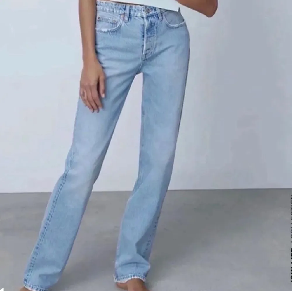 Säljer dessa helt slutsålda jeans från zara som är midrise, tror dock att mina är något ljusare, pris kan diskuteras vid snabb affär💞. Jeans & Byxor.