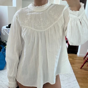 Blus Zara - Blus från zara med broderier. Använd en gång tidigare, fint skick. Storlek 36 men tycker den passar som XS. 