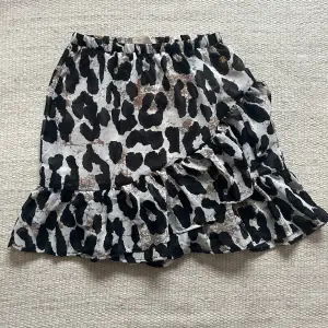Aldrig använd leopard kjol från Pernilla wahlgrens märke. Strl 34💖