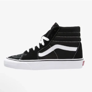 höga vans - säljer nu dessa as coola höga vans i storlek 37, använda max 2 gånger! hör av er vid fler frågor😇🙏🏼❤️🥰