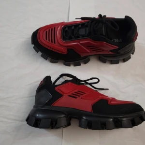 Skor  - Skor använda 1 gång, stl 38 Tröja i nyskick, ingen slitage men saknar etikett på insidan, stl L men passar även S/M  Skor 800 Tröja 750