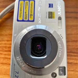 Fullt fungerande digitalkamera Sony W120. 