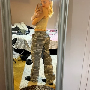 Gråa Cargobyxor  - Skitsnygga ljusgrå/blå cargos som tyvärr är lite för stora på mig. Stl 40 true to size. Köpta på secondhand ❤️Skriv om ni har frågor ! 