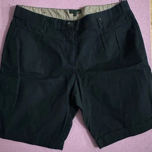 Byxor - Nya NEXT byxor, utan tag. Märke: NEXT. Aldrig använd pga det inte passar. Storlek 16 (UK).