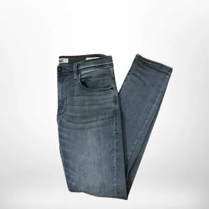 Gråa blend jeans, i storlek 29/32. Bra skick, och jeansen sitter slim. Mycket fin färg på jeansen!
