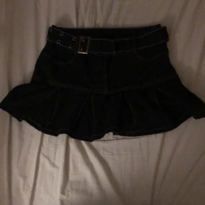 Jeans kjol! - Sjukt gullig och cool mini jeanskjol med bälte!! 💗 Använd några gånger, men ändå i bra skick 🌟