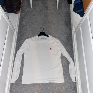 Ami Paris tröja  - Ami Paris tröja i bra skick i storlek xs men sitter mer som small. Schysst tröja nu till våren! Tveka inte på att fråga något eller lägga ett prisförslag!🕺